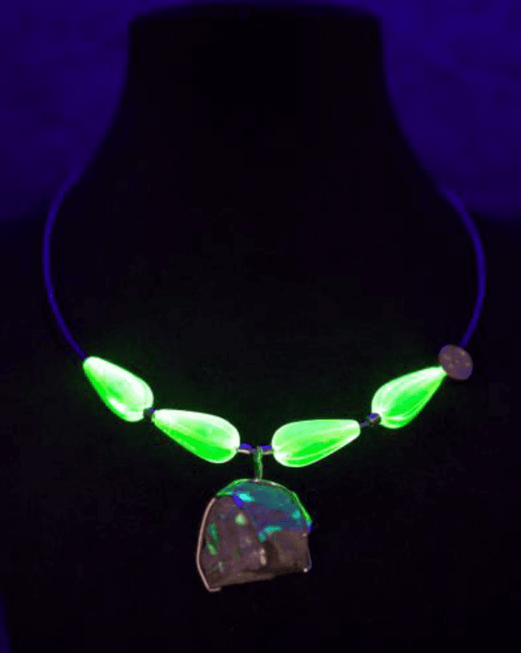 방사능 보석(Radiation Jewelry) · 30x30x30cm, 2kg · 2010 ⓒ송호준 Hojun Song 이미지 제공 디스위켄드룸 · Radiation Jewelry
