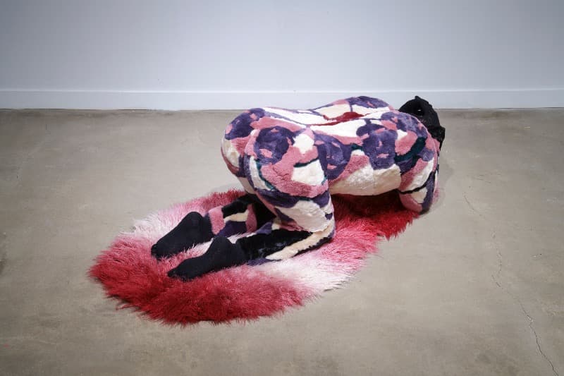 비완성인 · 폴리우레탄, 레진, 합성모피 · 48x113x42 · 2020