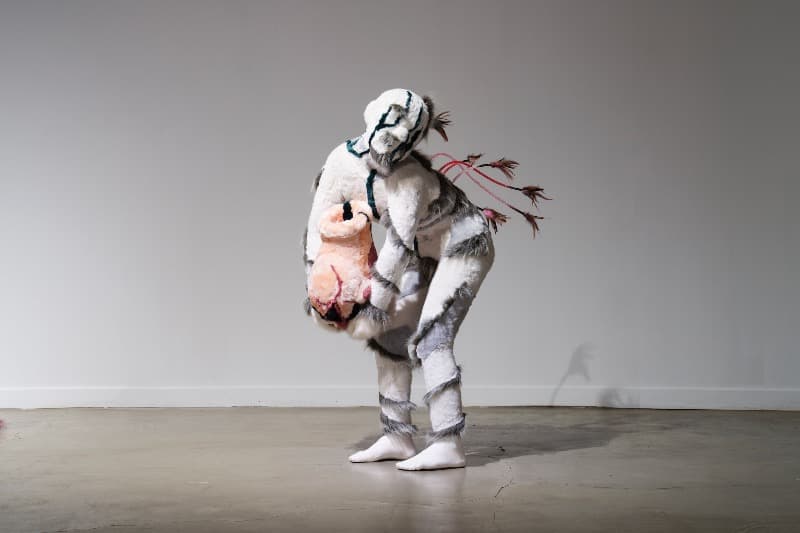 낡은새것 · 폴리우레탄, 레진, 합성모피 · 129x49x58 · 2020