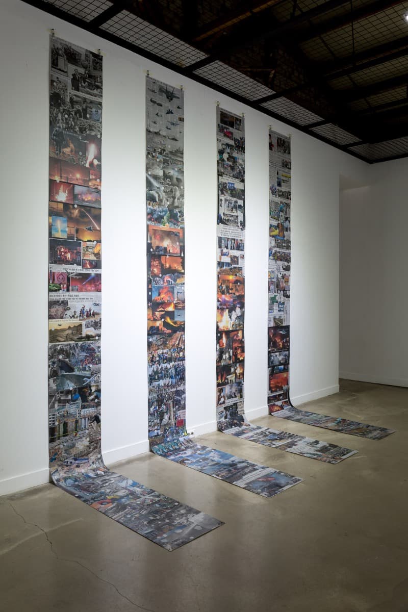 임지혜_스크롤 · 장지에 신문지 콜라주 · 각 400×40cm×4 · 2020