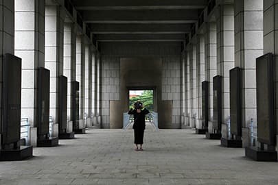 심은정, 멤버스 오브 뉴 퍼블릭 아트 1 (Members of New Public Art no.1) · 퍼포먼스 기록 사진을 TV에 슬라이드 · 가변크기 · 2016