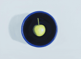 장은의 Unui Jang < 두 개의 원 42 (여름사과와 파란 종지) > · Oil on canvas · 45 x 33 cm · 2019 ⓒ디스위켄드룸 제공 · Oil on canvas