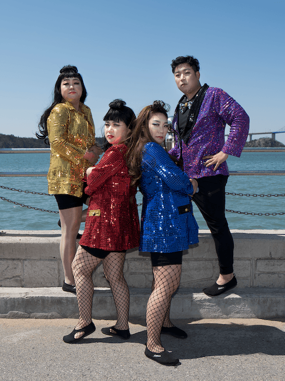 _바람아불어라, 전국노래자랑_. 전라남도 목포시 신안비치호텔 야외특설무대. Mokpo-si, Jeollanamdo. · Archival Pigment Print · 05X140cm · 2019 · Archival Pigment Print