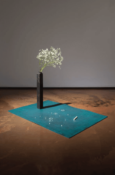 Untitled, 1975 · 안개꽃, 꽃병, 받침, 분필 · 가변크기 · 1975