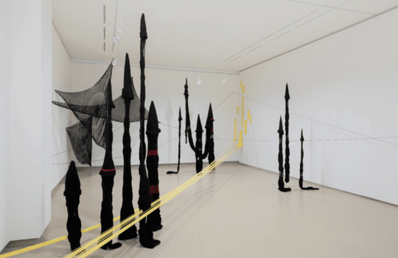 보라리 - Yellow Brick Road · Polyester and Wire · 가변설치 800x1200x360cm · 2019