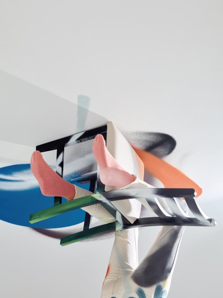 중력↔장력 · 마네킹에 의복, 식탁 의자 · 195x85x450cm · 2020 (상세이미지2)