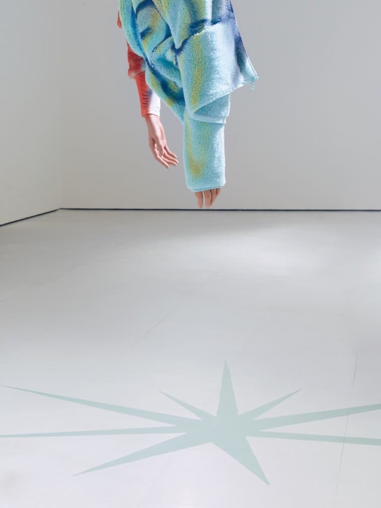 최태훈_ 중력↔장력 · 마네킹에 의복, 식탁 의자 · 195x85x450cm · 2020 (상세이미지1)