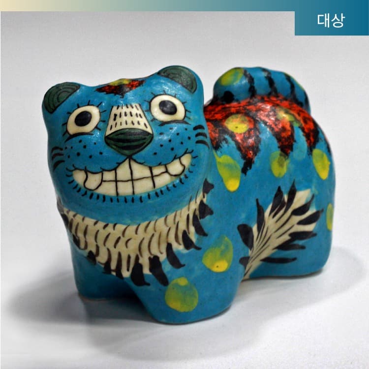 미소호랑이 · 세라믹 · 5.5 x 10 x 7.5 cm · (이미지출처=Seoul Souvenirs) · Smile tiger · Ceramic