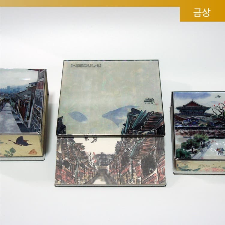 북촌을 담은 자개메모지 · 자개, 알루미늄, 종이 · 100 x 100 x 50 mm · (이미지출처=Seoul Souvenirs) · Bukchon Hanok Village Note · Mother of pearl, Aluminum, Paper
