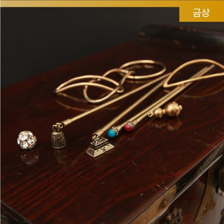 분리, 교체가 되는 비녀참 & 비녀세트 · 신주(황동), 천연 원석 · 215 x 95 x 65 mm · (이미지출처=Seoul Souvenirs) · Separation and replacement Binyeo Charm & Binyeo Set · Brass, Gemstone