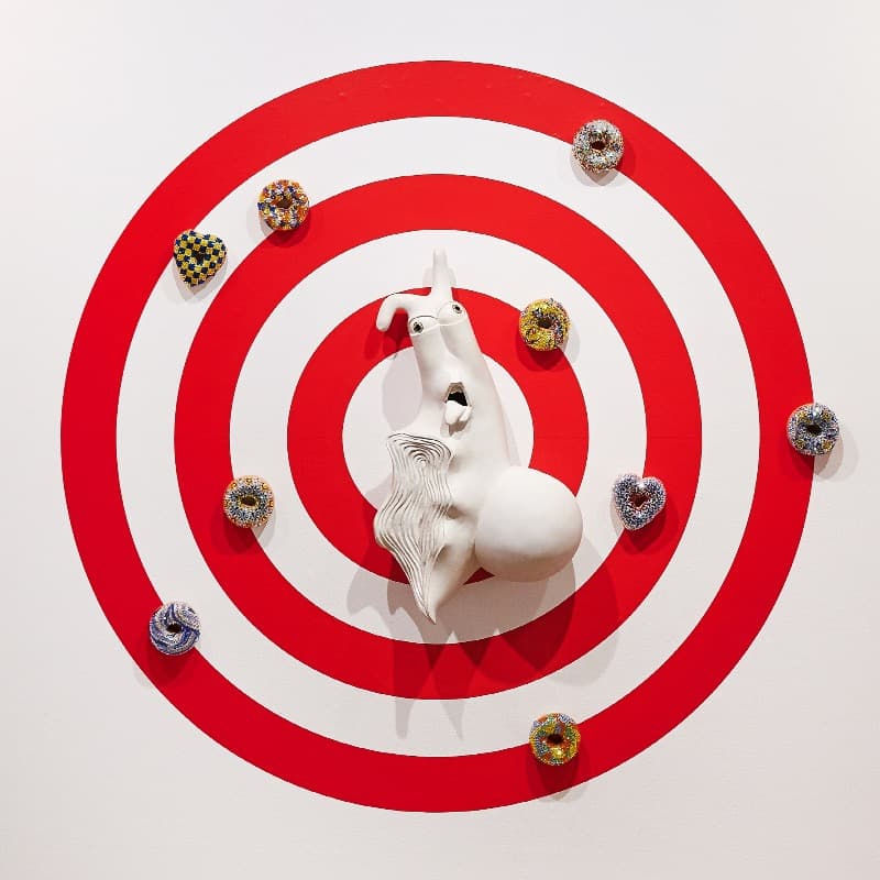 도넛 쏘지 마!! · Glazed Ceramic · H 71 x W 46 x D 17cm · 2012 · Donut Shoot!!