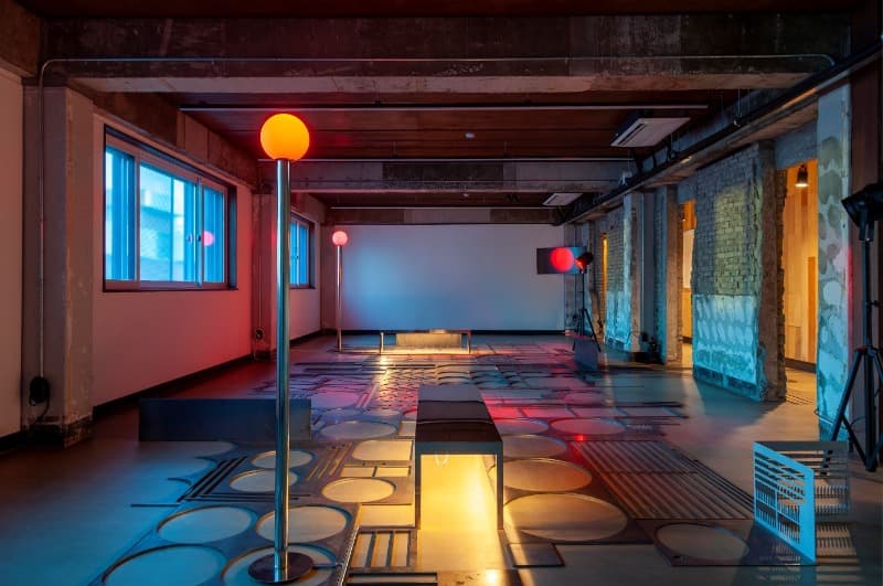 김시하_Blood Heat 적정온도 · 폐자재, 스테인리스 스틸, 철, 파라이트, Led 등 · 가변설치 · 2020 ⓒThe Artist & Art Centre Art Moment