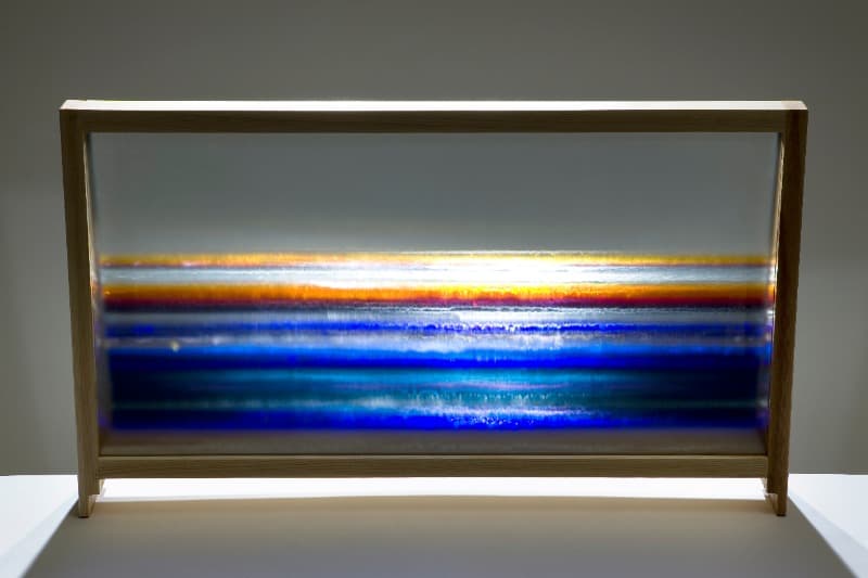 이세린  하던 일을 멈추게 만드는 것들(빛으로 삭제된 이미지)-1 · glass, wood · W93.5 x D12 x H52.5 cm · 2015