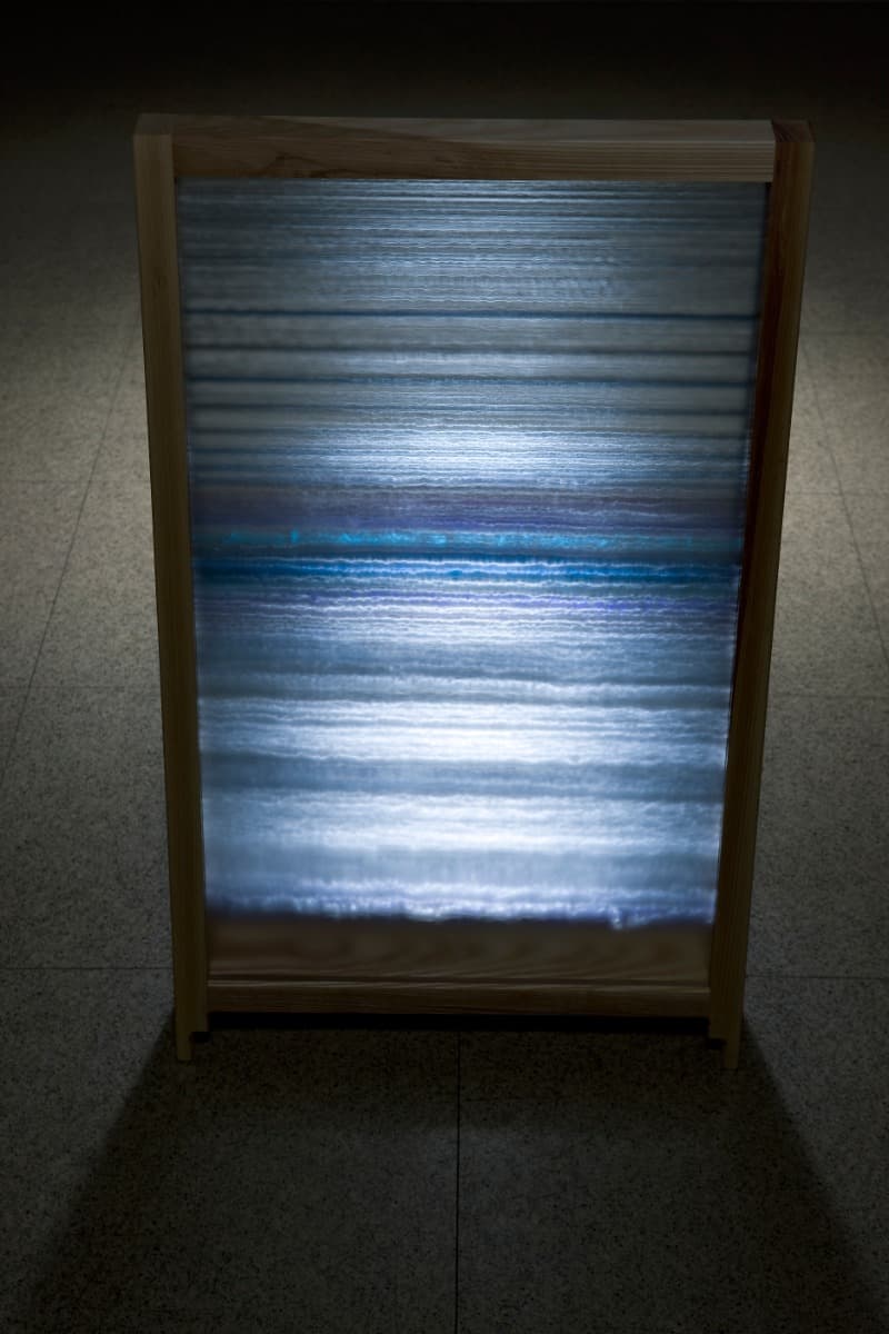이세린  하던 일을 멈추게 만드는 것들(빛으로 삭제된 이미지) -2 · glass, wood · W47.5 x D12 x H78.5 cm · 2015