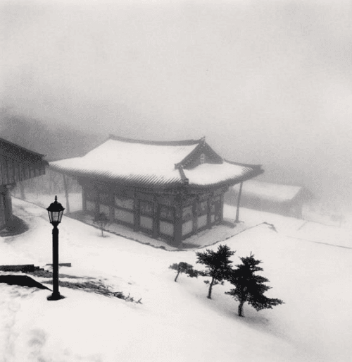 마이클 케나, 제주도, 존자암지. 사찰과 등불. · 2012 ©마이클 케나, 사진제공 공근혜갤러리