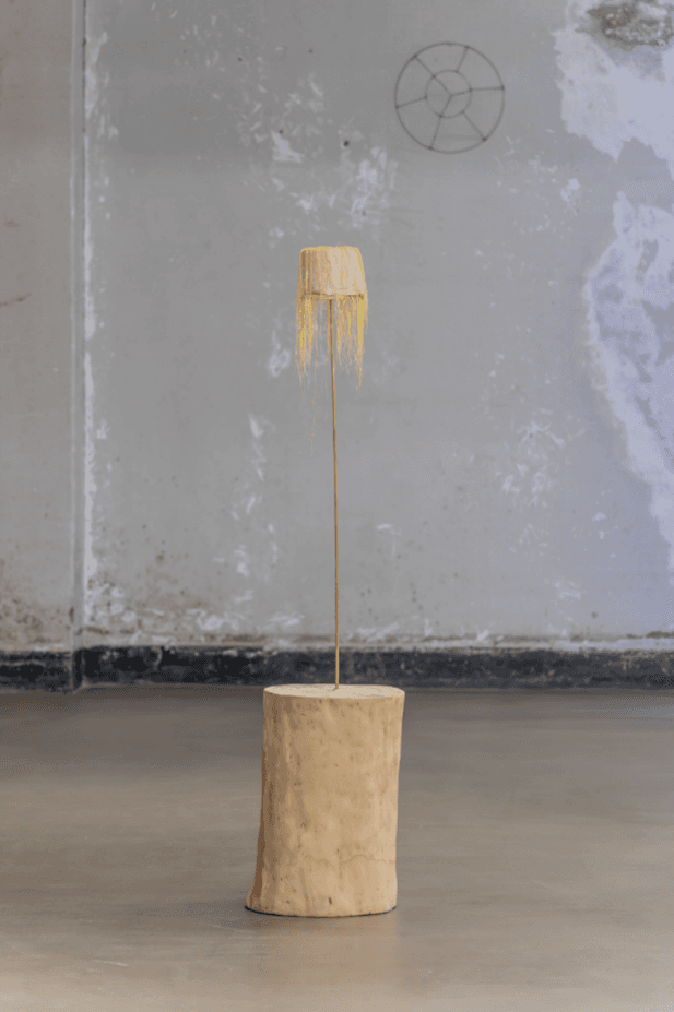 두루마리와 노란 실, · 플라타너스 통나무, 휴지, 실크실 · 143x32cm · 2019