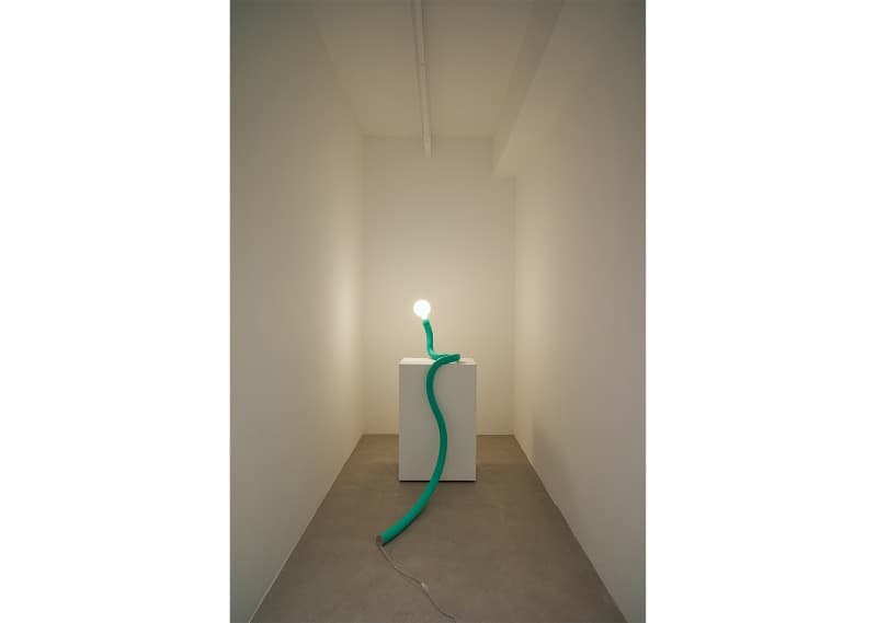 Mono series_Silicone · steel · 400x200x1000mm · 2020 (출처= 021갤러리) · Mono series_Silicone · steel