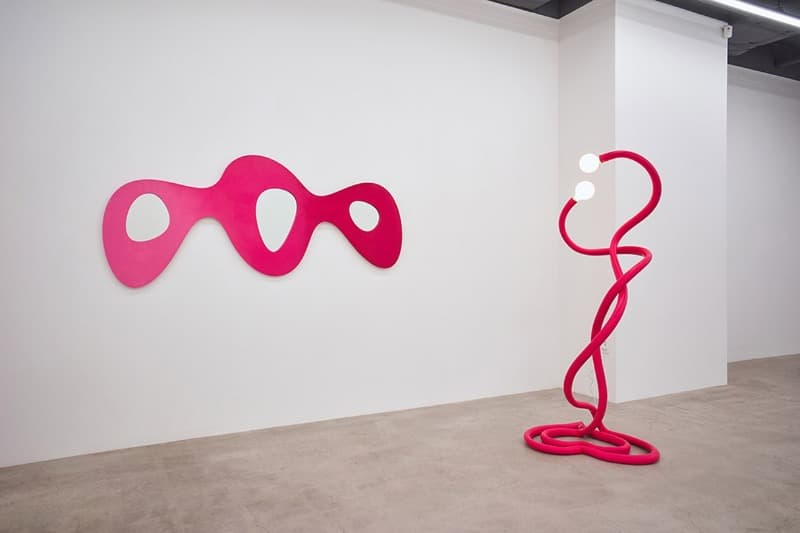 (좌)Untitled Wood, (우)Mono series Lovers Silicone · fiber, glass, steel · 2200x900mm, 700x500x2000mm · 2021 (출처= 021갤러리) · (Left)Untitled Wood, (Right)Mono series Lovers Silicone · fiber, glass, steel
