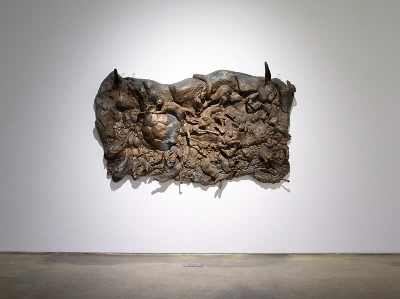 토끼굴 · 혼합재료 · 270×30×140cm · 2021 (출처= 봉산문화회관) · Rabbit hole · mixed materials
