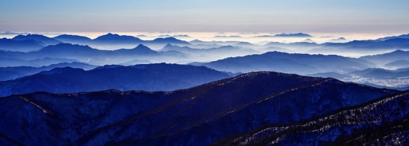 Blue Mountain 2103 · Archival Pigment Print on Hanji · 107x300cm · 2021 (이미지 제공 = 자하미술관) · Blue Mountain 2103 · Archival Pigment Print on Hanji