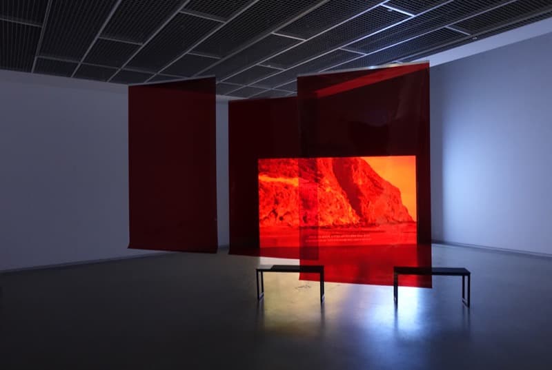*이전 작품 참고 이미지 "레드필터가 철회됩니다."(installation view) · HD video and LEE filter, 스테레오 사운드 · 09:10 · 2019 © SongEun Art and Cultural Foundation and the Artist. All rights reserved (이미지 출처 =송은아트큐브)
