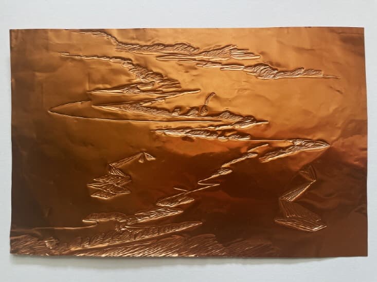 동빛컬러 호일판에 음각 드로잉 · 18.0x29.0cm · 2019 (출처= 아트비트갤러리)