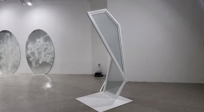 이경23142 · stainless steel, smart glass system · 900x906x1870(h) · (출처= 갤러리퍼플)