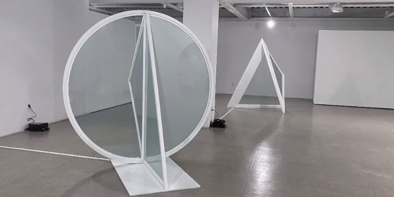 이경32841 · stainless steel, smart glass system · 2000x2000x2007(h) · (출처= 갤러리퍼플)