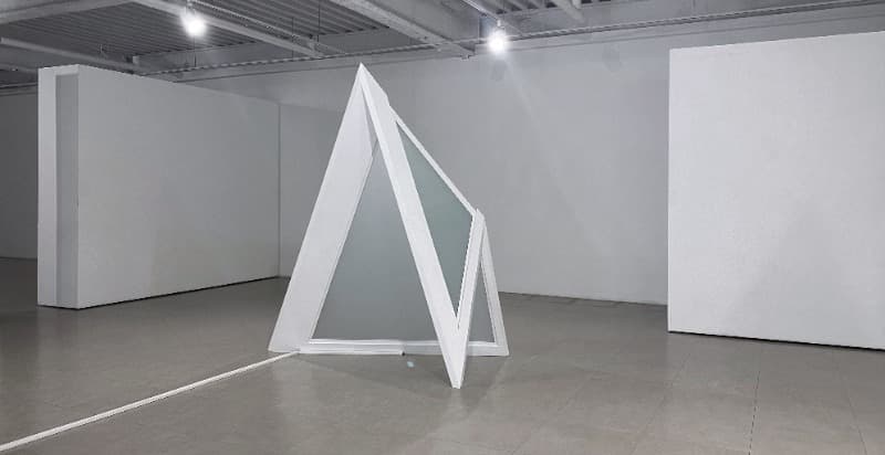 이경82371 · stainless steel, smart glass system · 1250x1680x2000(h) · (출처= 갤러리퍼플)