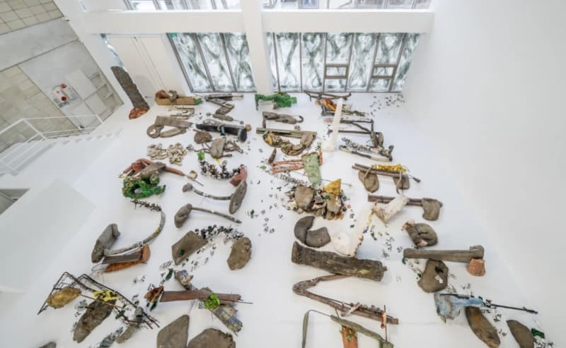 Michael Dean, Garden of Delete, 2021, Installation View, Barakat Contemporary · (이미지 출처 = 바라캇 컨템포러리)