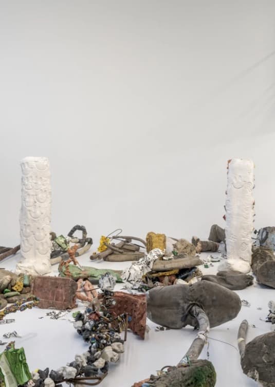 Michael Dean, Garden of Delete, 2021, Installation View, Barakat Contemporary · (이미지 출처 = 바라캇 컨템포러리)