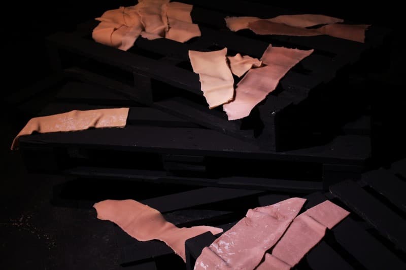 Debris · silicone, wooden pallet · variable installation · 2021 (출처= 아트포럼리) · Debris · silicone, wooden pallet