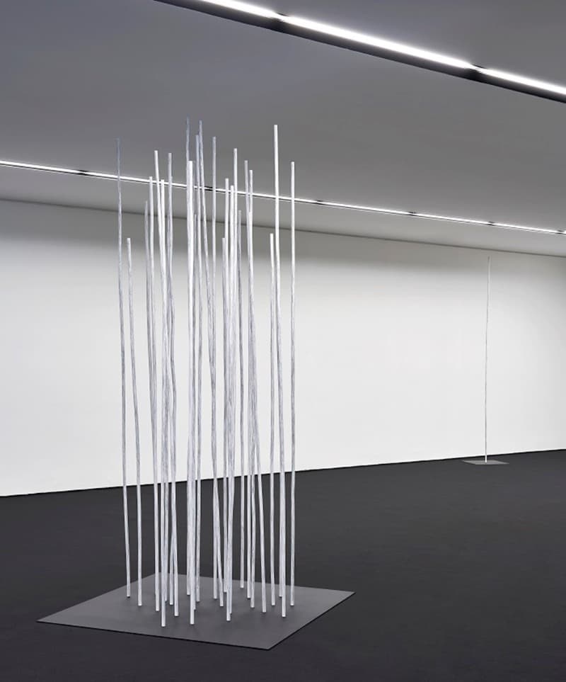 김인배, <선이 되려는 선> · 연필, 우레탄 도료, 알루미늄, 철 · 가변크기 · 2020 (이미지 제공 = 두산갤러리)