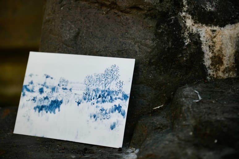 Stilles leben_멈춰진 삶 · 백자 위에 청화 · 18.1x25.1cm · 2021 (이미지 출처 = 아트소향)