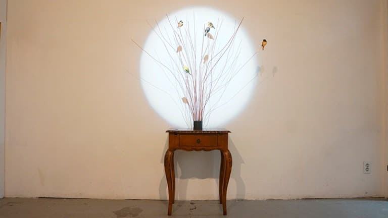 텃새들 · 철, 가구, 한지 · 125x68x180(h)cm · 2021 (출처 = 인디아트홀공)