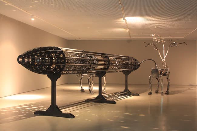 진화의 비밀 : #J-1 · Steel, Stainless Steel, Motor, Motion Sensor, LED · 1300 x 680 x 350cm · 2017 (출처= 성남큐브미술관)