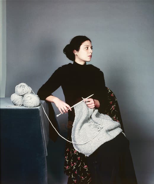 뜨개질하는 여인 · 람다 컬러프린트 · 100 x 86cm · 2006 (출처= 팔복예술공장)