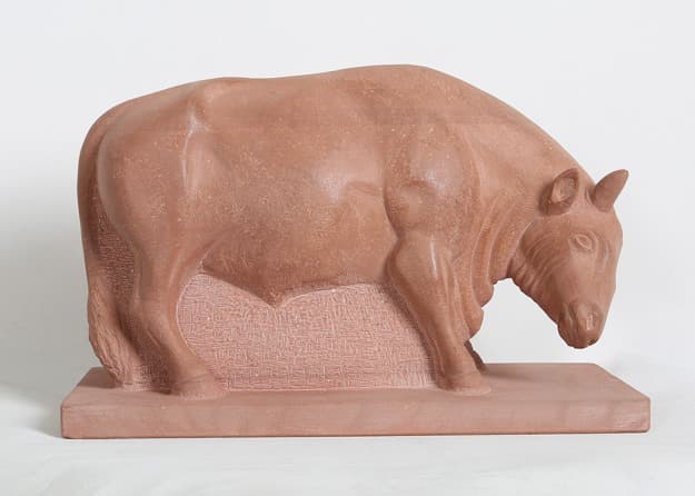 황소 · 붉은사암 · 17 x 37 x 29cm · (출처= 모산조형미술관)