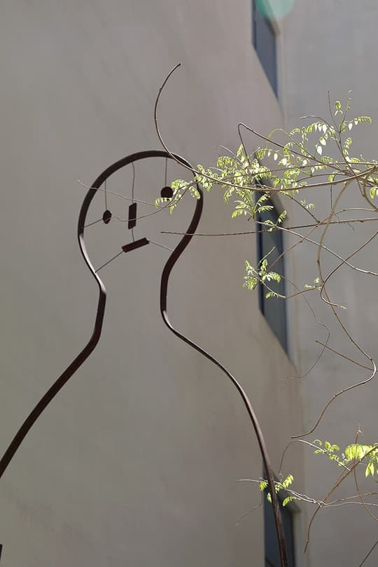 노순천, 서있는 사람 · Steel · 400x100x90cm · 2017 (출처= 디오티미술관)