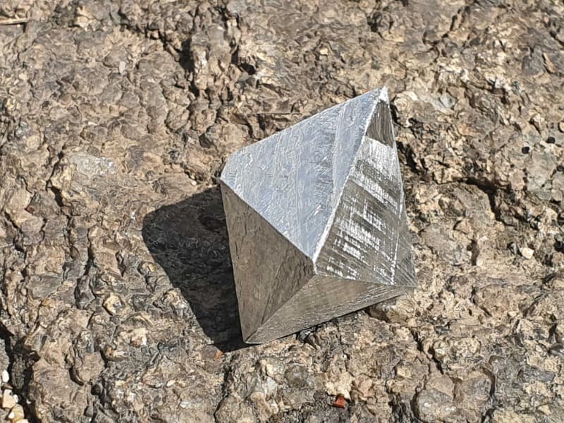반짝이는, 반짝거리는 · 알루미늄, 구리 · 가변설치 (2x3x3cm) · 2021 (이미지 제공 = 온수공간)