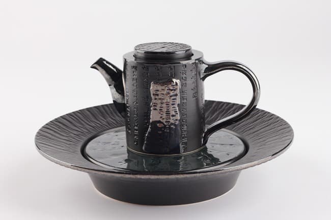 Black teapot · Thrown Porcelain, Black Glaze, Cone 7 Oxidation and Glaze fired to Cone 04 · 230 x 230 x 120mm · 2021 (출처= 모리스갤러리) · Black teapot · Thrown Porcelain, Black Glaze, Cone 7 Oxidation and Glaze fired to Cone 04