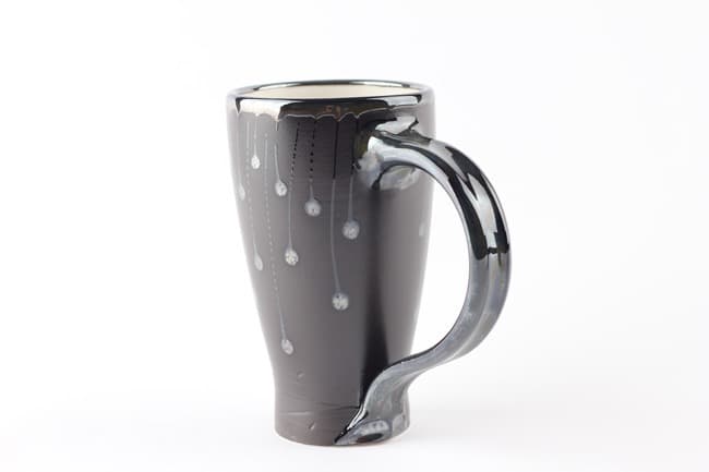 Black mug · Thrown Porcelain, Black Glaze, Cone 7 Oxidation and Glaze fired to Cone 04 · 95 x 160 x 160mm · 2021 (출처= 모리스갤러리) · Black mug · Thrown Porcelain, Black Glaze, Cone 7 Oxidation and Glaze fired to Cone 04