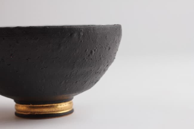 Black tea bowl · Thrown Stoneware, Black Glaze, Cone 7 Oxidation and Gold fired to Cone 05 · 135 x 135 x 70mm · 2020 (출처= 모리스갤러리) · Black tea bowl · Thrown Stoneware, Black Glaze, Cone 7 Oxidation and Gold fired to Cone 05