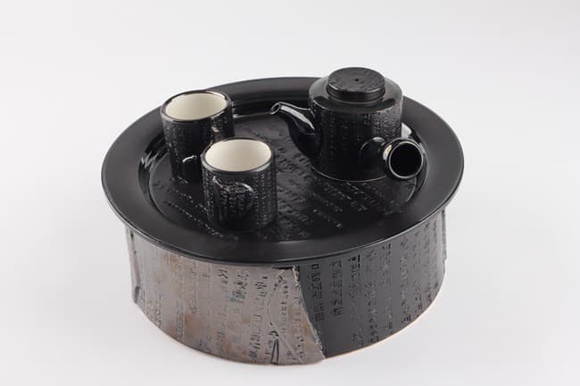 Black teapot set · Thrown Porcelain, Black Glaze, Cone 7 Oxidation and Glaze fired to Cone 04 · 280 x 280 x 160mm · 2020 (출처= 모리스갤러리) · Black teapot set · Thrown Porcelain, Black Glaze, Cone 7 Oxidation and Glaze fired to Cone 04