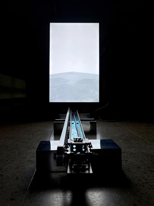 Dented space · 혼합재료, 단채널 영상, 설치 · 100×22×170cm, 가변크기 · 2021 (출처= d/p) · Dented space