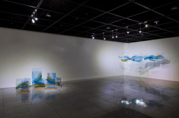 김지혜, Squace_no.2 부유 · 백유리에 안료 페인팅, 가마소성, 고무링, 와이어, 철고리 · 3000x800(mm) · 2013 (출처 = 숙명여자대학교 문신미술관)
