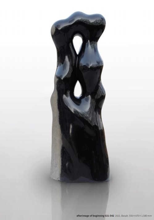 afterimage of beginning 021-542 · Basalt · 550x470x1580mm · 2021 (이미지 제공 = 조현화랑) · afterimage of beginning 021-542 · Basalt