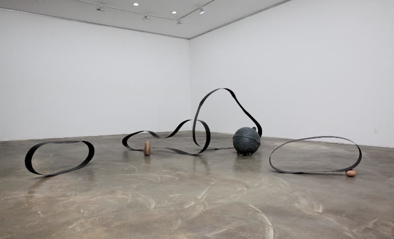 굴러온 길 · 철, 분체도장 · 가변크기 · 2020-2021 photo credit Uno Yi (이미지 제공 = 원앤제이 갤러리) · Rolling