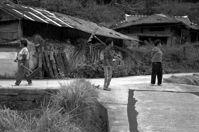 산그늘 진뫼_022 · gelatin silver print · (출처= KP갤러리)