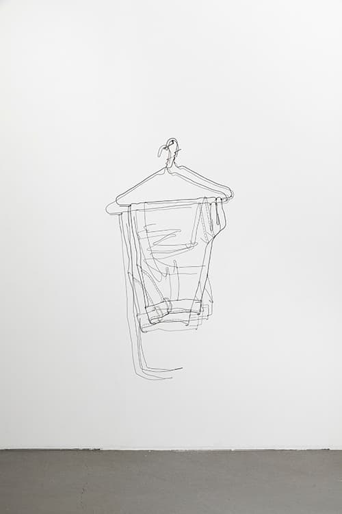 김수현, slacks · wire drawing · 48x5x95cm · 2020 (이미지 제공 = 스페이스 엄) · wire drawing